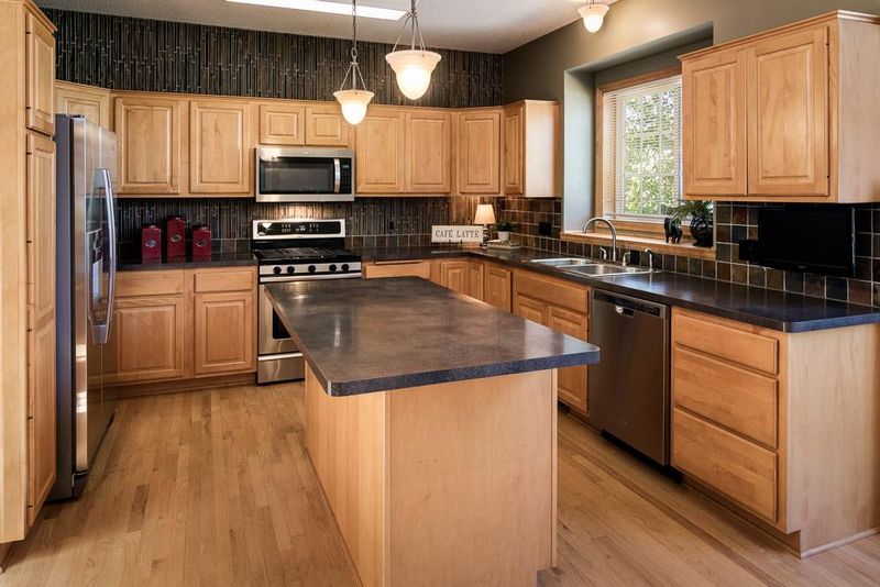 5189 Edgewater Dr, Savage, MN 55378