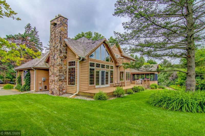 7 Ridge Rd, North Oaks, MN 55127