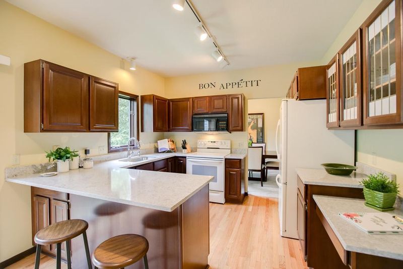 4017 Deerwood Trl, Eagan, MN 55122