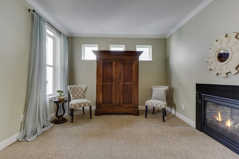 1051 Rosemary Cir, Chaska, MN 55318