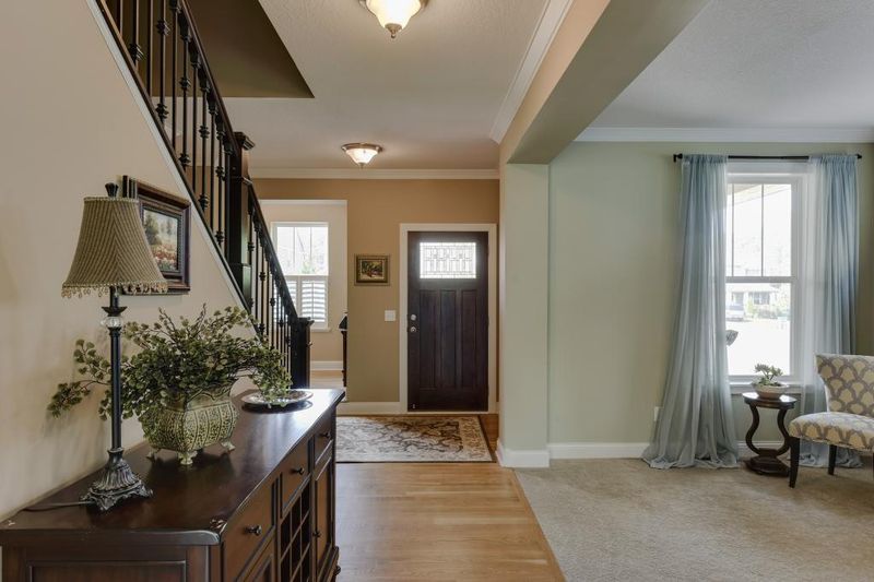 1051 Rosemary Cir, Chaska, MN 55318