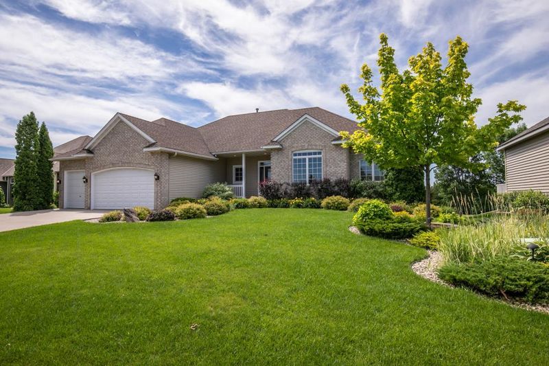 7649 7th St N, Oakdale, MN 55128