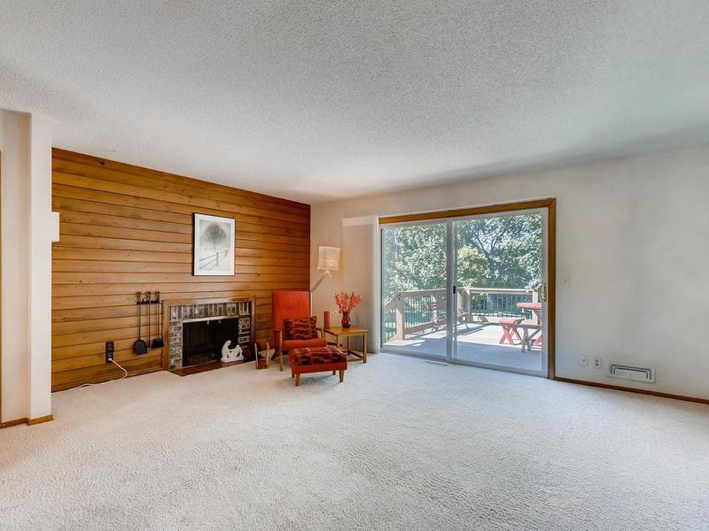 958 Redwood Dr, Apple Valley, MN 55124
