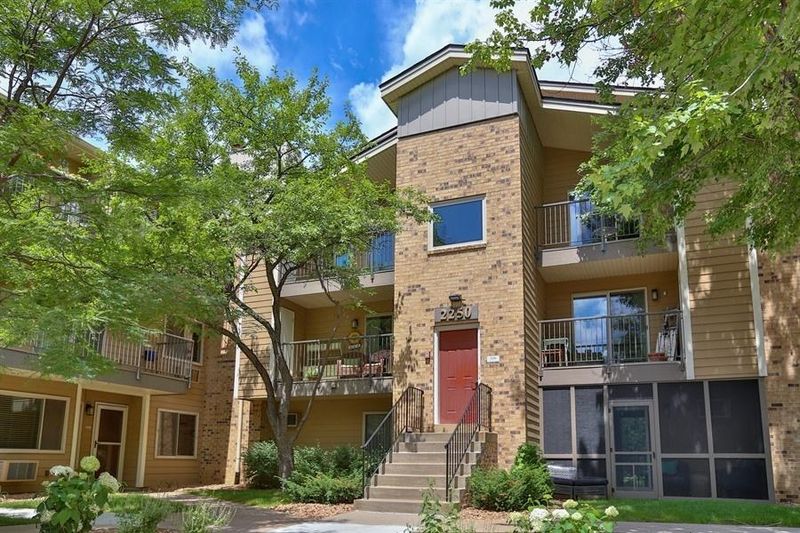2250 Ridge Dr #33, Saint Louis Park, MN 55416