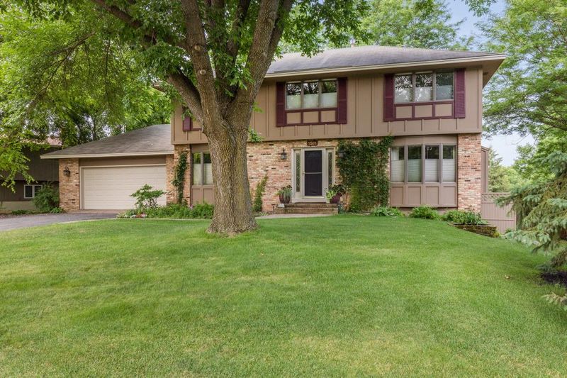 5508 Hyland Greens Dr, Bloomington, MN 55437