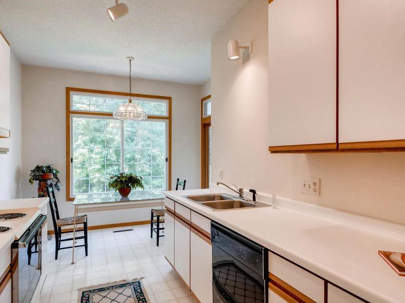 2481 Lockwood Dr, Mendota Heights, MN 55120