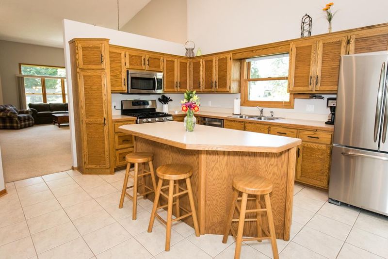 425 Colleen Dr, Vadnais Heights, MN 55127