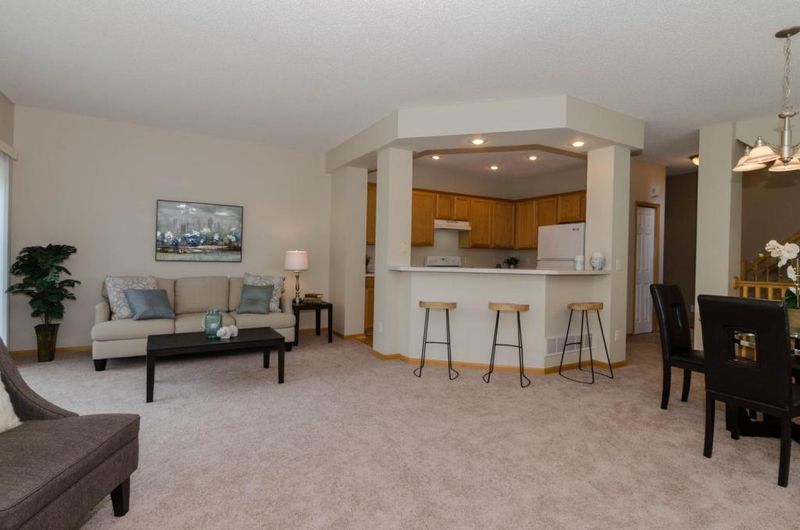 2326 Eagle Trace Ln, Woodbury, MN 55129