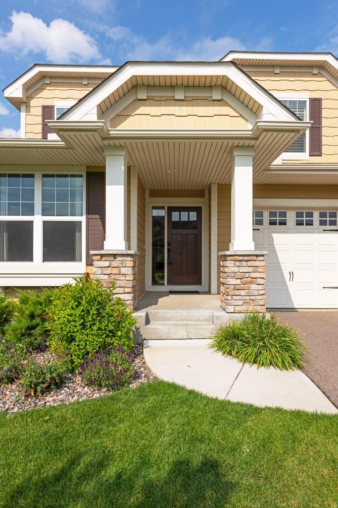 8778 Bellevue Ct, Chanhassen, MN 55317