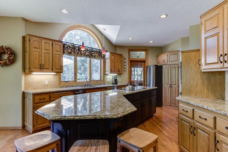 10583 Parker Dr, Eden Prairie, MN 55347