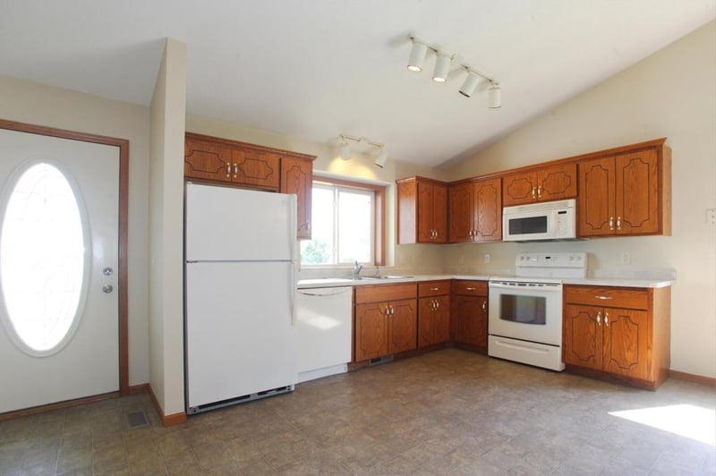 1621 Forest Glen Cir, Saint Augusta, MN 56301