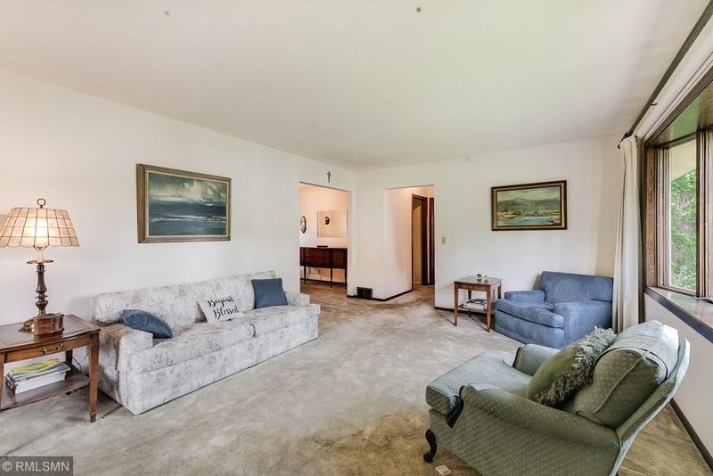 2790 Chippewa Ave, Maplewood, MN 55109