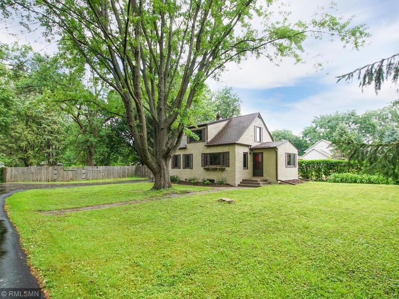 2915 Edgerton St, Little Canada, MN 55117
