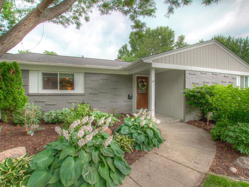711 S Drillane Rd, Hopkins, MN 55305