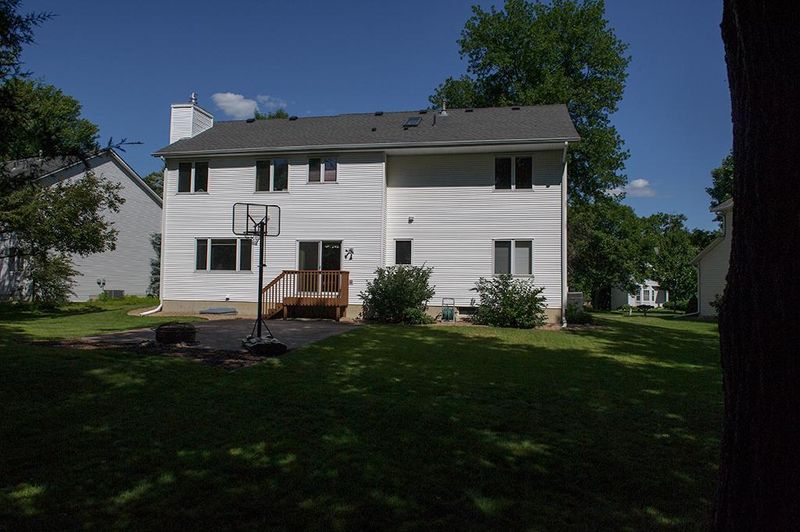 9128 Briarglen Rd, Eden Prairie, MN 55347