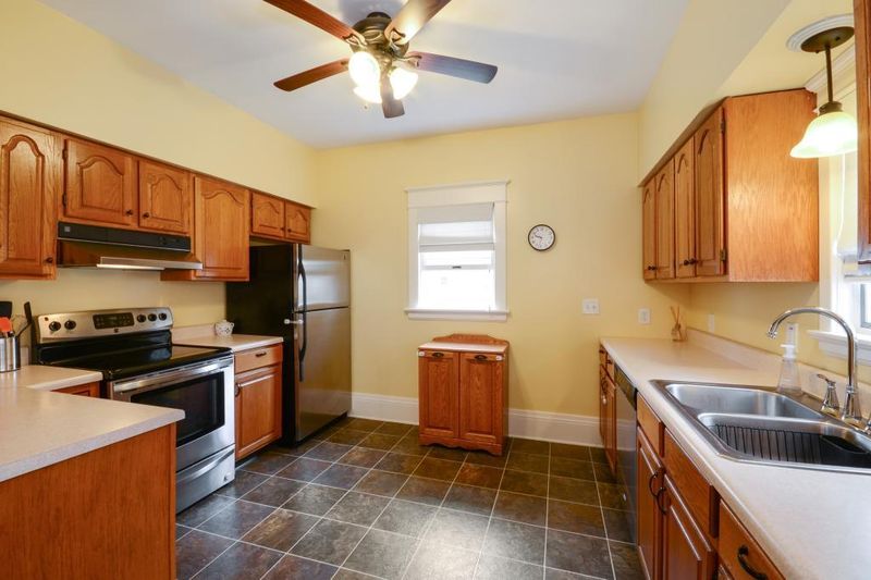 1043 Geranium Ave E, Saint Paul, MN 55106
