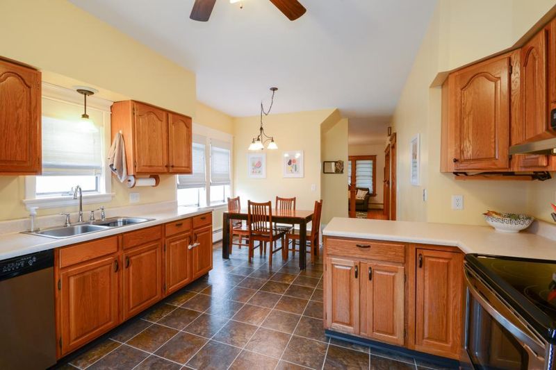 1043 Geranium Ave E, Saint Paul, MN 55106