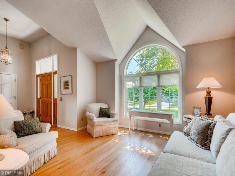 4661 Allendale Dr, North Oaks, MN 55127