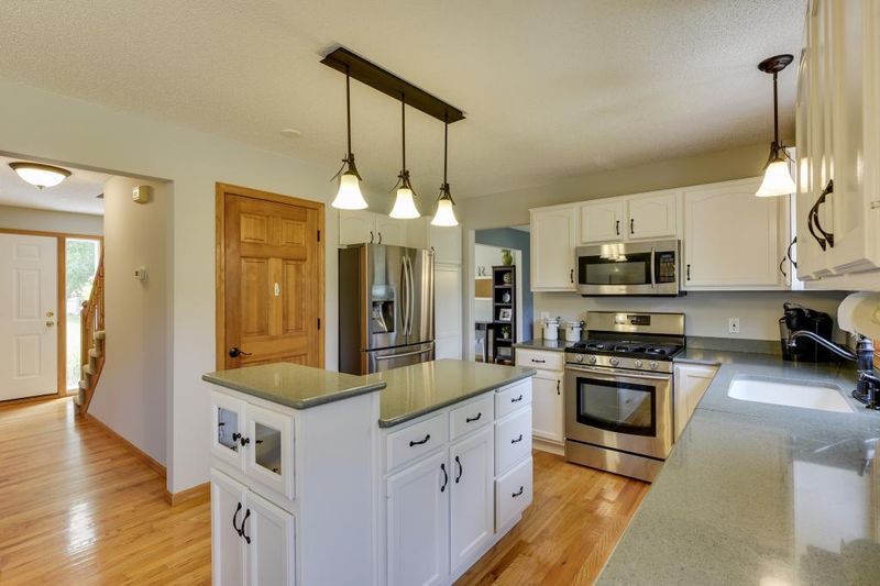 1798 Valley Ridge Trl N, Chanhassen, MN 55317