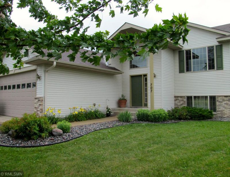 707 Bremen Cir, Waverly, MN 55390