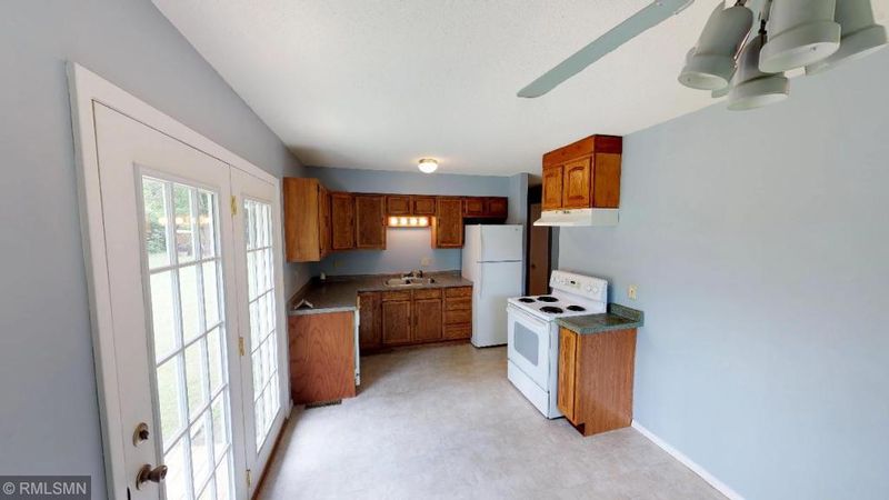 617 6th St N, Winsted, MN 55395