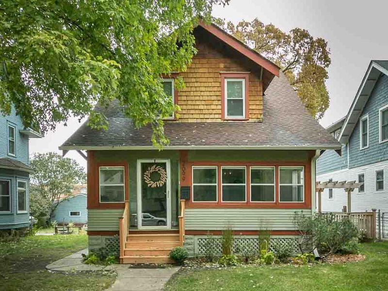 2099 Lincoln Ave, Saint Paul, MN 55105