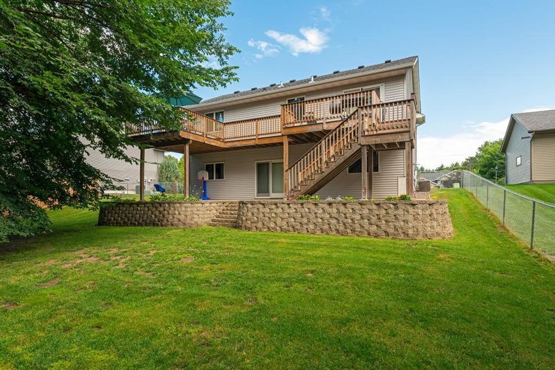 9519 River Forest Dr, Monticello, MN 55362