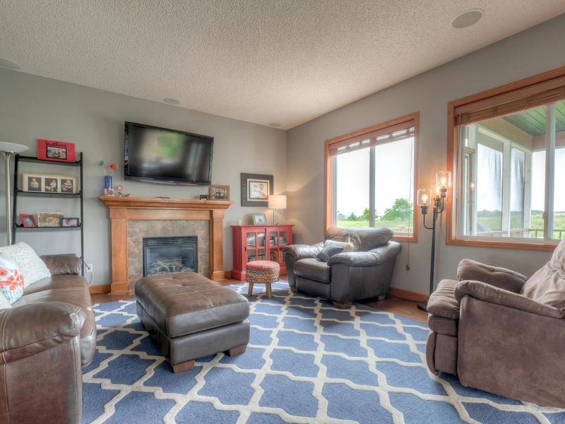 457 Amberg Ln, Chaska, MN 55318