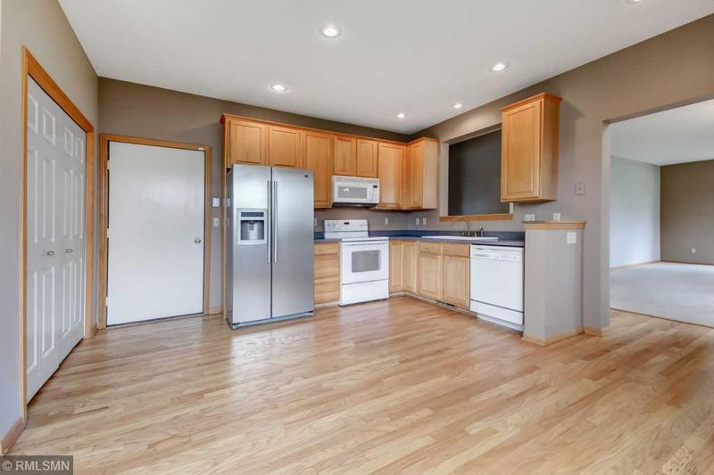 5886 Prairie Ridge Dr, Shoreview, MN 55126
