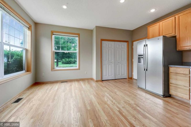 5886 Prairie Ridge Dr, Shoreview, MN 55126