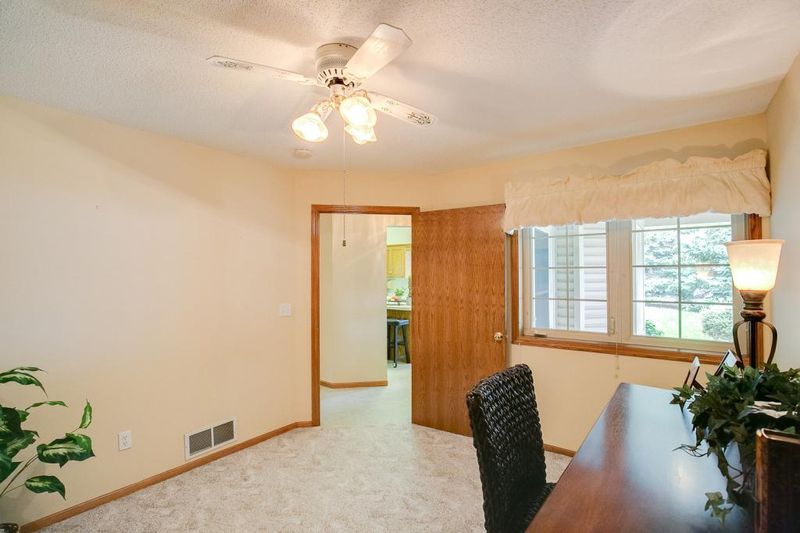 1081 Harriet Ln, Roseville, MN 55113
