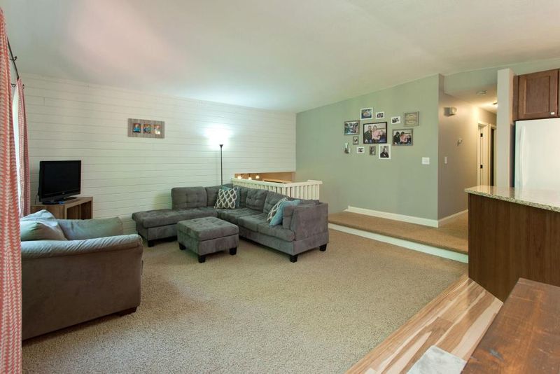 223 Briarwood Ave, Mahtomedi, MN 55115