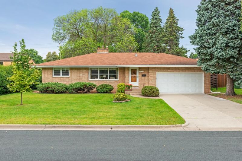 2801 Hilldale Ave NE, Saint Anthony, MN 55418