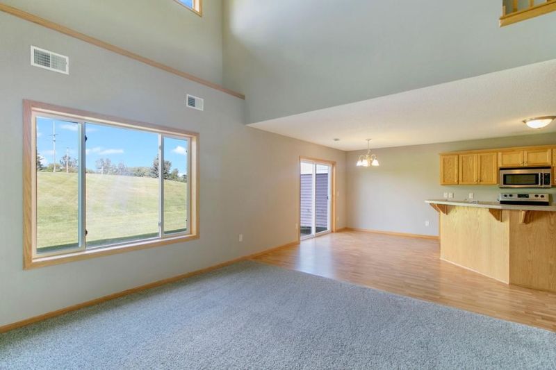 19494 Prairieview Dr, Rogers, MN 55374