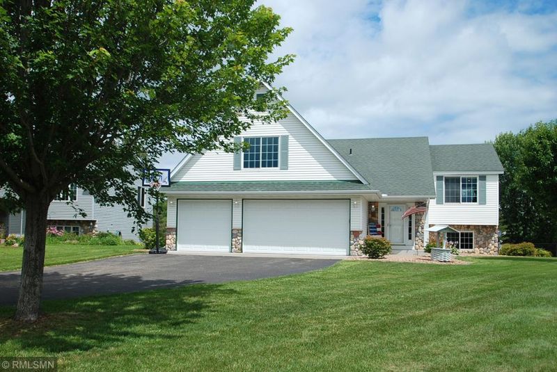 11908 N Meadow Curve, Lindstrom, MN 55045