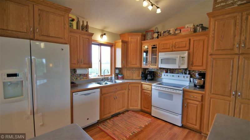 860 E State St, Belle Plaine, MN 56011
