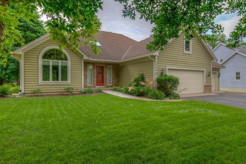 2650 Acorn Rd, Chaska, MN 55318
