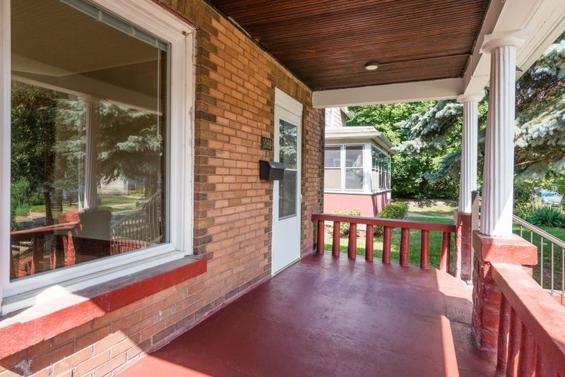 1069 Suburban Ave, Saint Paul, MN 55106