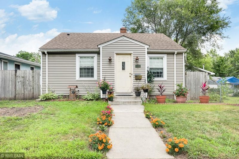 1030 Earl St, Saint Paul, MN 55106
