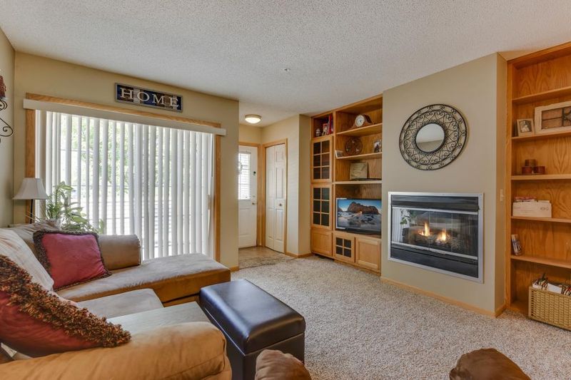 458 Mission Hills Way E, Chanhassen, MN 55317