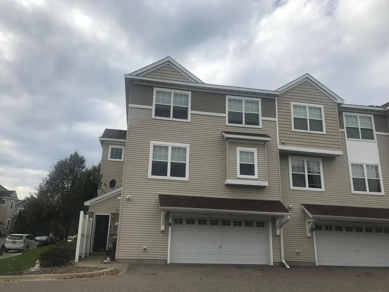 1683 Village Trl E #517, Maplewood, MN 55109
