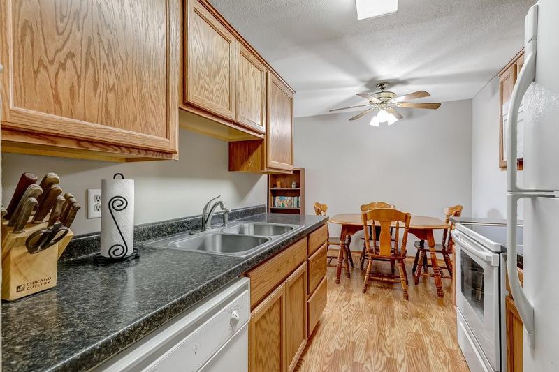 2007 E 122nd St #B24, Burnsville, MN 55337