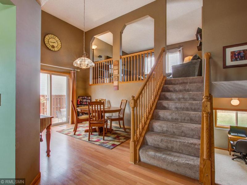 2323 Londin Ln E, Maplewood, MN 55119
