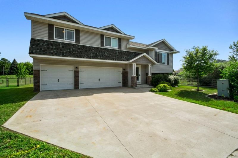 704 7th St N, Montrose, MN 55363