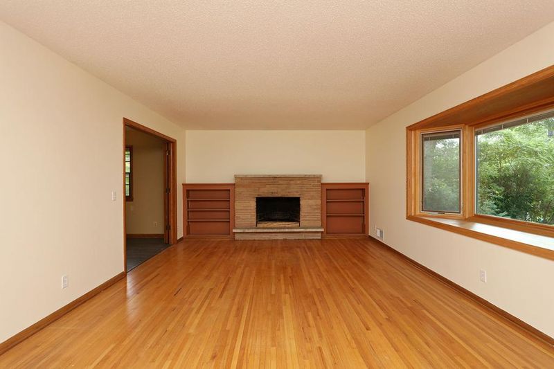 19580 Shady Hills Rd, Excelsior, MN 55331
