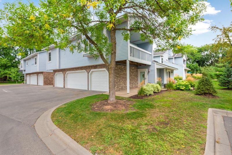 5312 Highpointe Dr, Bloomington, MN 55437