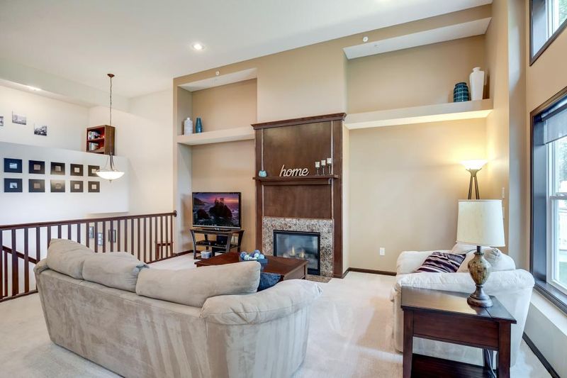 442 Stonewood Ln, Burnsville, MN 55306