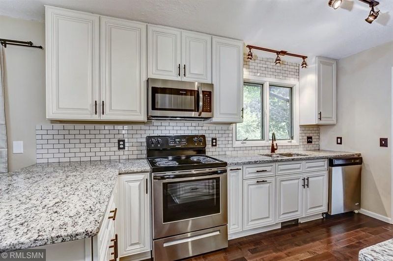 1984 Foxridge Rd, Saint Paul, MN 55119