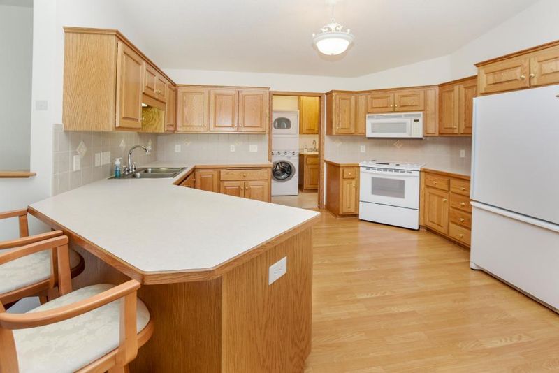 5039 Grenadier Ave N, Oakdale, MN 55128