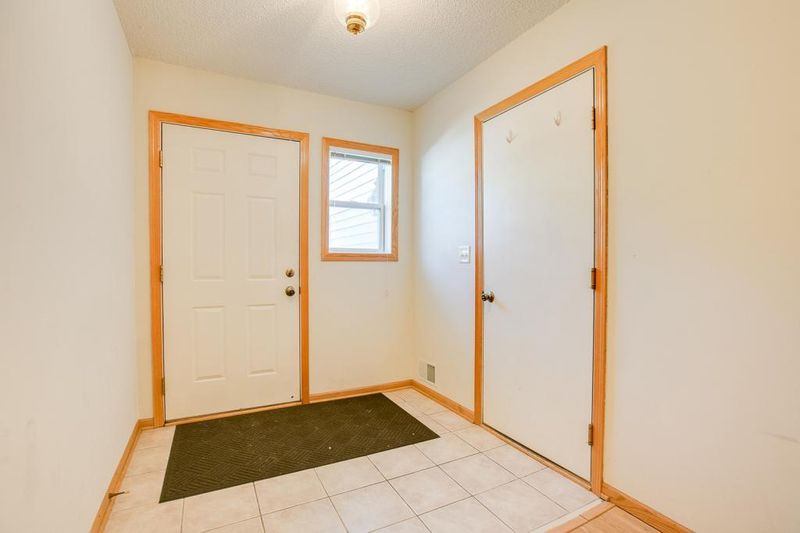 660 Kingfisher Ln #E, Woodbury, MN 55125